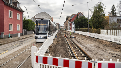 Blick in Richtung Süden in die Dossenheimer Landstraße, in der aktuell neue Gleise gebaut werden. Bahnbetrieb und der Autoverkehr in Richtung Norden laufen unbeeinträchtigt weiter. 